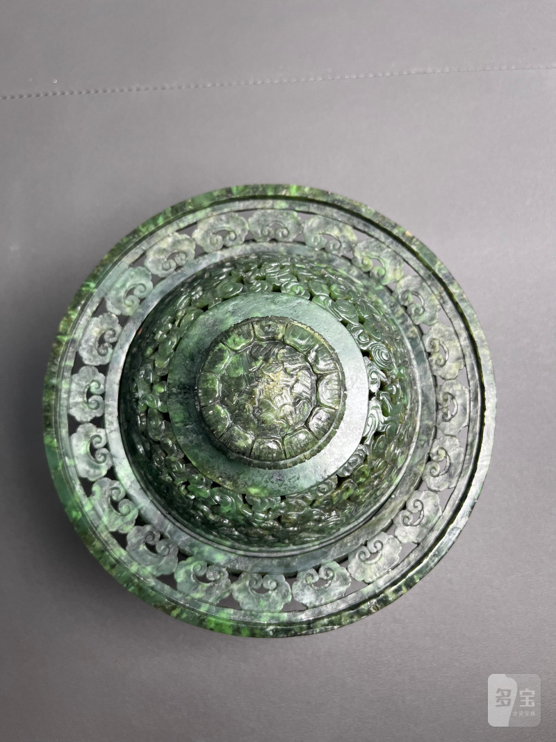 清乾隆  碧玉饕餮纹折沿熏炉（带木座） - 图3